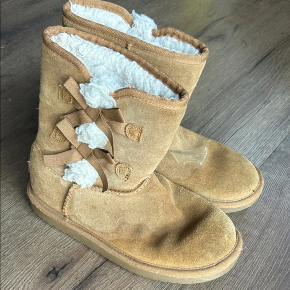 Koolaburra Tan Suede Girls' Boots with White Sherpa Trim !! Size 3